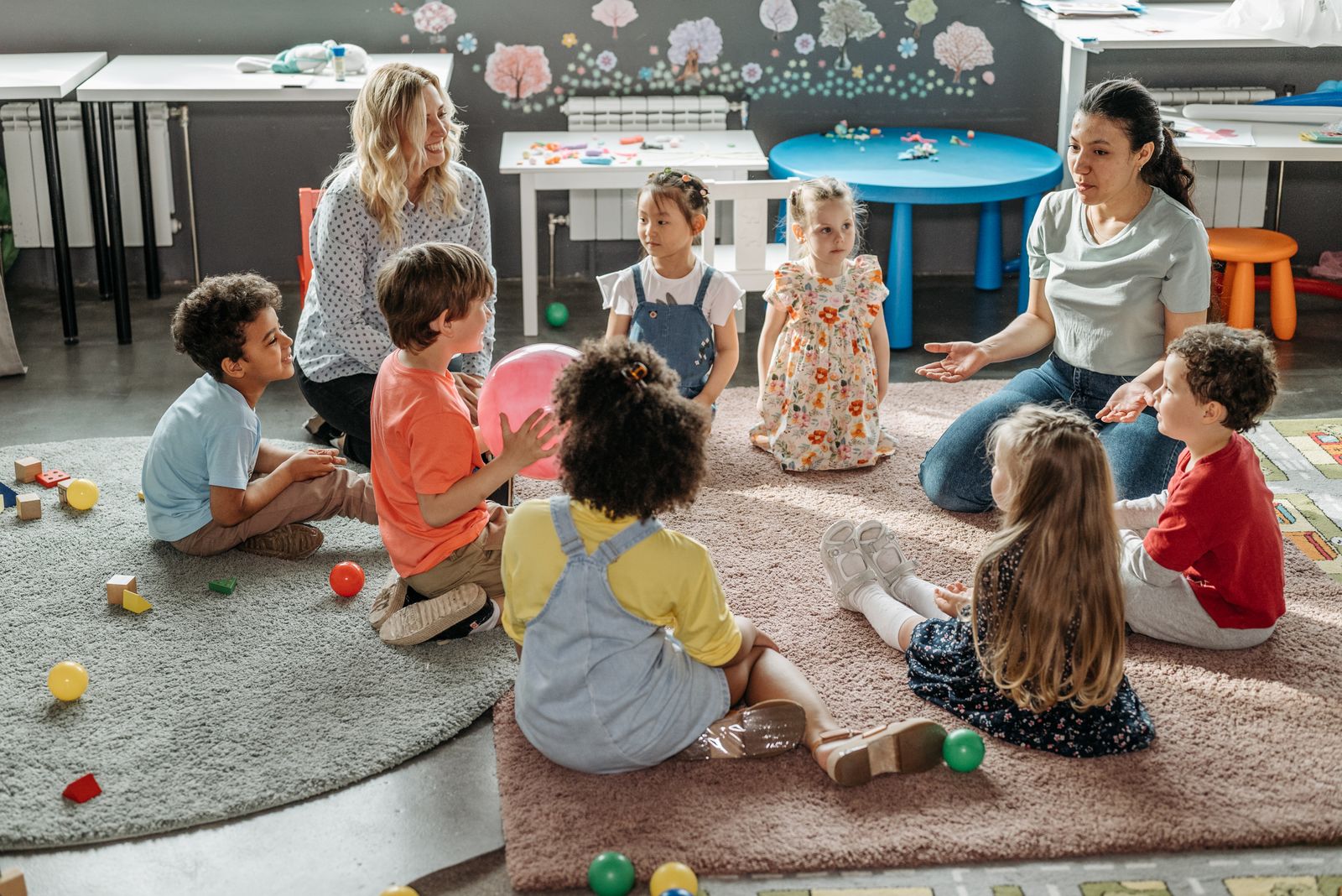 Des éducatrices accompagnent les enfants dans une activité